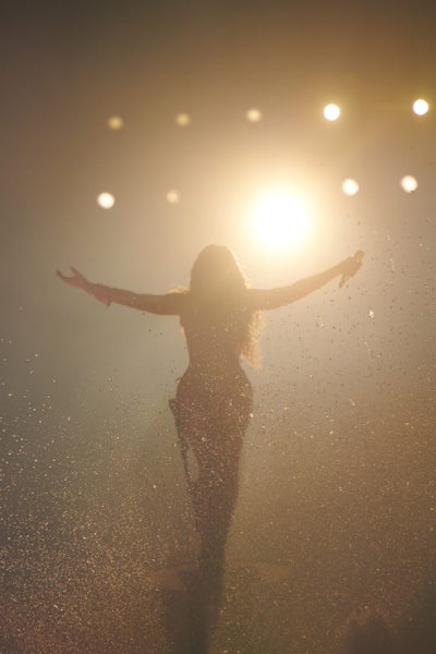 Beyoncé Returns To The Stage After A 5-Year Hiatus For The Grand Reveal of Atlantis The Royal in Dubai