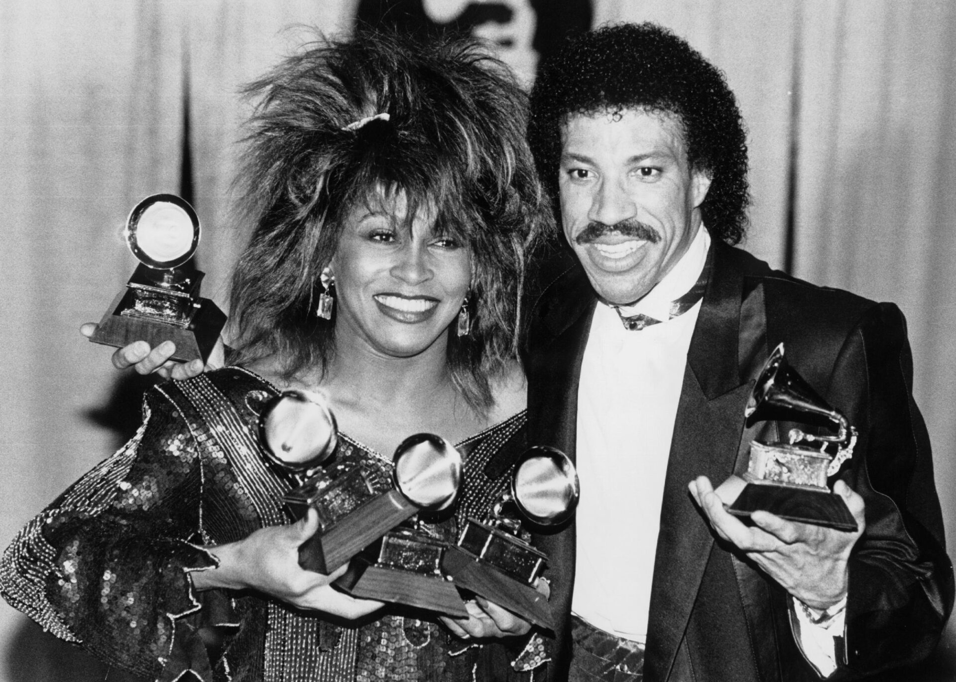 Tina Turner at the 1985 Grammy Awards with Lionel Richie and his award - Chris Walter // Getty Images
