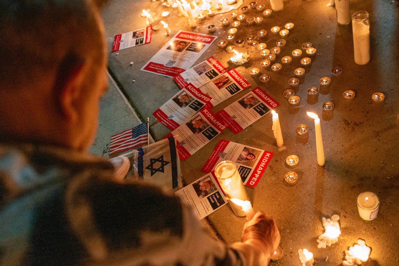 Supporters of Israel demonstrate in front of the Wilshire Federal Building in Los Angeles, California on October 15, 2023. Demonstrators lit candles in the shape of a heart between a Star of David, and “Iran.” Flyers describing hostages of Hamas were illuminated in the candle vigil. The United States deployed warships to the region with the hope of preventing the conflict from spreading across the Middle East. (Maxim Elramsisy | California Black Media)