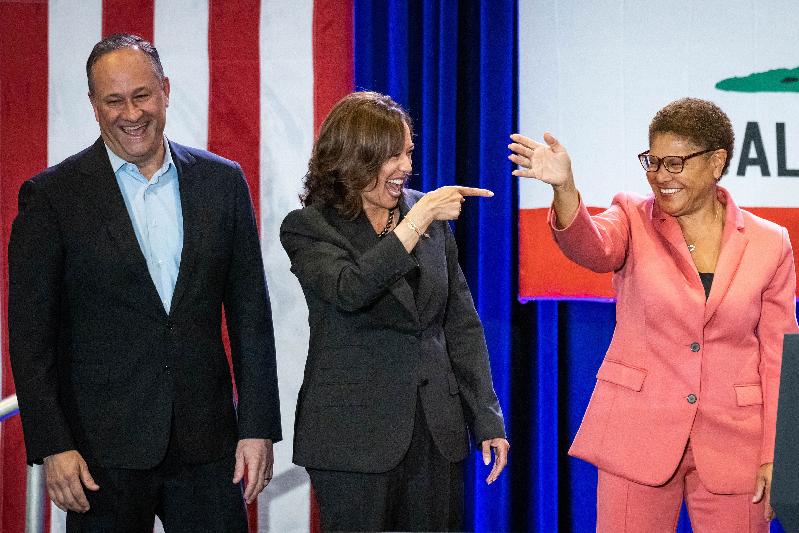 Doug Imhoff Kamala Harris Karen Bass (Sarah Reingewirtz-MediaNews Group-Los Angeles Daily News-Getty Images)