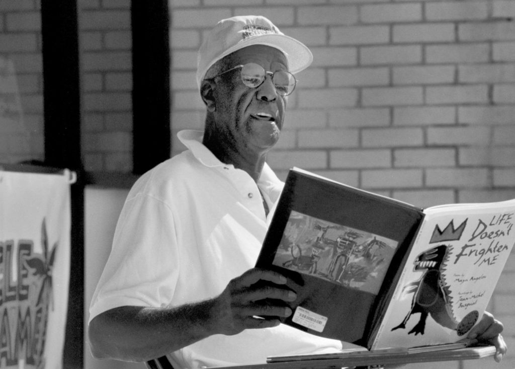 10/8/95-Photo by Dudley M. Brooks-Cookieman Wally Amos reads a story to kids from the Langston/Carve