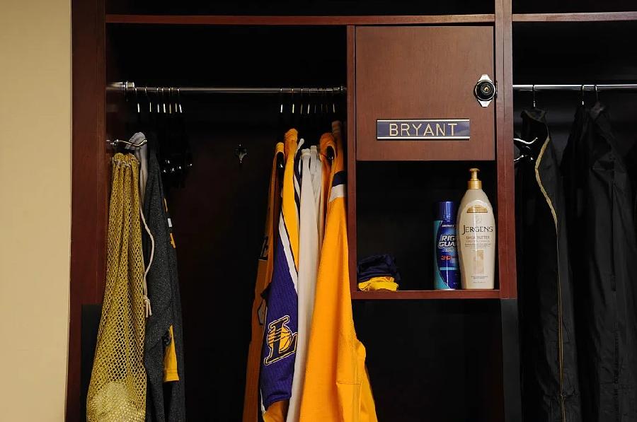 Kobe Bryant's locker sold for $2.88M same day as statue reveal // Kobe Bryant's locker - Getty