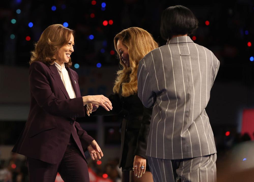 Beyoncé endorses VP Kamala Harris at abortion rights rally // Kamala Harris Beyoncé Kelly Rowland in Houston - GettyImages