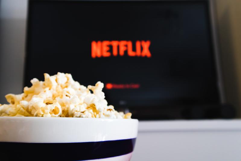 Netflix & popcorn - Depositphotos